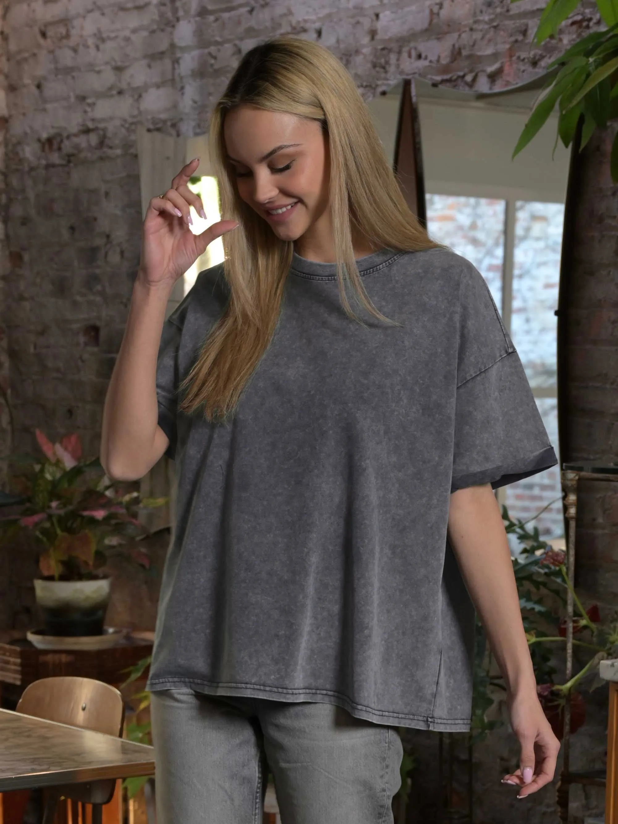 The Effortless Snow Washed Tee - Dark Grey