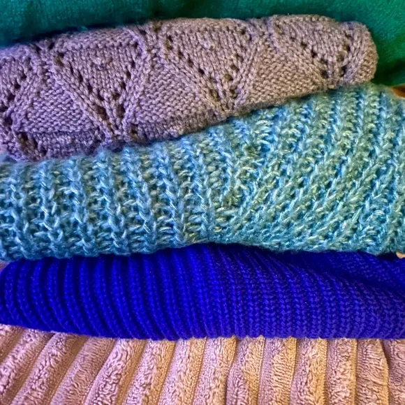 Women’s Knit Sweater Turtleneck Sweaters Bundle -Size Medium - Mystery Lot